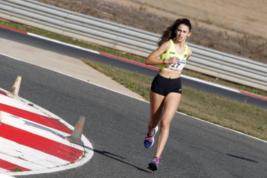 Iker Diges y Alicia Carrera se han proclamado campeones navarros de la distancia de 5 kilómetros en una carrera que ha acogido el Circuito de Los Arcos y que ha sido la primera prueba celebrada en Navarra tras la irrupción de la covid-19.