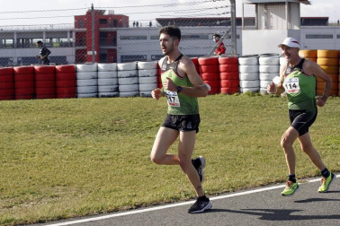 Iker Diges y Alicia Carrera se han proclamado campeones navarros de la distancia de 5 kilómetros en una carrera que ha acogido el Circuito de Los Arcos y que ha sido la primera prueba celebrada en Navarra tras la irrupción de la covid-19.