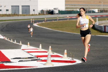 Iker Diges y Alicia Carrera se han proclamado campeones navarros de la distancia de 5 kilómetros en una carrera que ha acogido el Circuito de Los Arcos y que ha sido la primera prueba celebrada en Navarra tras la irrupción de la covid-19.