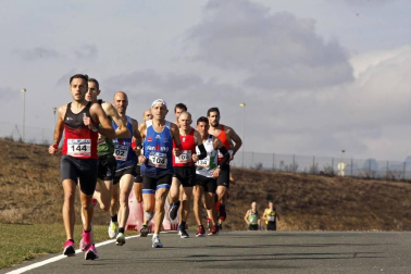 Iker Diges y Alicia Carrera se han proclamado campeones navarros de la distancia de 5 kilómetros en una carrera que ha acogido el Circuito de Los Arcos y que ha sido la primera prueba celebrada en Navarra tras la irrupción de la covid-19.
