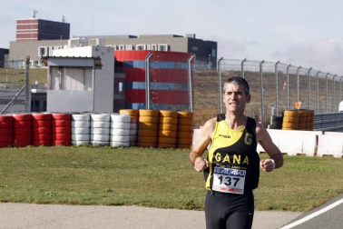Iker Diges y Alicia Carrera se han proclamado campeones navarros de la distancia de 5 kilómetros en una carrera que ha acogido el Circuito de Los Arcos y que ha sido la primera prueba celebrada en Navarra tras la irrupción de la covid-19.