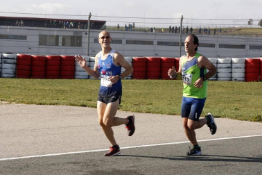 Iker Diges y Alicia Carrera se han proclamado campeones navarros de la distancia de 5 kilómetros en una carrera que ha acogido el Circuito de Los Arcos y que ha sido la primera prueba celebrada en Navarra tras la irrupción de la covid-19.