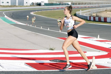 Iker Diges y Alicia Carrera se han proclamado campeones navarros de la distancia de 5 kilómetros en una carrera que ha acogido el Circuito de Los Arcos y que ha sido la primera prueba celebrada en Navarra tras la irrupción de la covid-19.