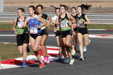 Iker Diges y Alicia Carrera se han proclamado campeones navarros de la distancia de 5 kilómetros en una carrera que ha acogido el Circuito de Los Arcos y que ha sido la primera prueba celebrada en Navarra tras la irrupción de la covid-19.