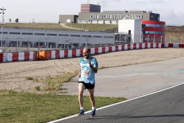 Iker Diges y Alicia Carrera se han proclamado campeones navarros de la distancia de 5 kilómetros en una carrera que ha acogido el Circuito de Los Arcos y que ha sido la primera prueba celebrada en Navarra tras la irrupción de la covid-19.