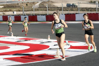 Iker Diges y Alicia Carrera se han proclamado campeones navarros de la distancia de 5 kilómetros en una carrera que ha acogido el Circuito de Los Arcos y que ha sido la primera prueba celebrada en Navarra tras la irrupción de la covid-19.