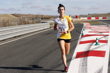 Iker Diges y Alicia Carrera se han proclamado campeones navarros de la distancia de 5 kilómetros en una carrera que ha acogido el Circuito de Los Arcos y que ha sido la primera prueba celebrada en Navarra tras la irrupción de la covid-19.