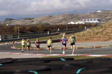 Iker Diges y Alicia Carrera se han proclamado campeones navarros de la distancia de 5 kilómetros en una carrera que ha acogido el Circuito de Los Arcos y que ha sido la primera prueba celebrada en Navarra tras la irrupción de la covid-19.