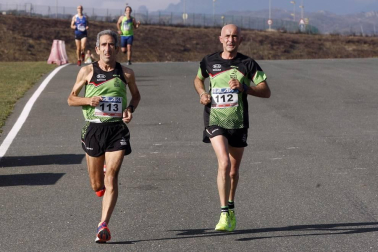 Iker Diges y Alicia Carrera se han proclamado campeones navarros de la distancia de 5 kilómetros en una carrera que ha acogido el Circuito de Los Arcos y que ha sido la primera prueba celebrada en Navarra tras la irrupción de la covid-19.