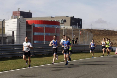 Iker Diges y Alicia Carrera se han proclamado campeones navarros de la distancia de 5 kilómetros en una carrera que ha acogido el Circuito de Los Arcos y que ha sido la primera prueba celebrada en Navarra tras la irrupción de la covid-19.