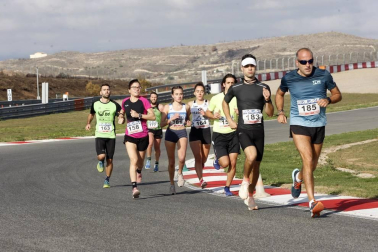 Iker Diges y Alicia Carrera se han proclamado campeones navarros de la distancia de 5 kilómetros en una carrera que ha acogido el Circuito de Los Arcos y que ha sido la primera prueba celebrada en Navarra tras la irrupción de la covid-19.