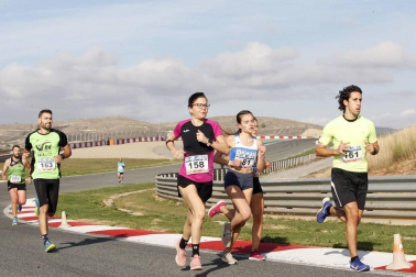 Iker Diges y Alicia Carrera se han proclamado campeones navarros de la distancia de 5 kilómetros en una carrera que ha acogido el Circuito de Los Arcos y que ha sido la primera prueba celebrada en Navarra tras la irrupción de la covid-19.