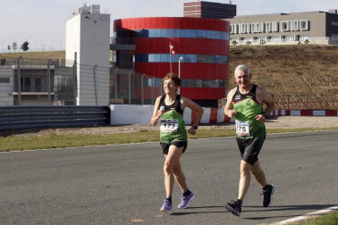Iker Diges y Alicia Carrera se han proclamado campeones navarros de la distancia de 5 kilómetros en una carrera que ha acogido el Circuito de Los Arcos y que ha sido la primera prueba celebrada en Navarra tras la irrupción de la covid-19.