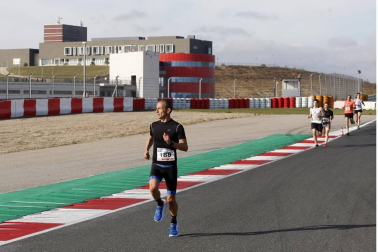 Iker Diges y Alicia Carrera se han proclamado campeones navarros de la distancia de 5 kilómetros en una carrera que ha acogido el Circuito de Los Arcos y que ha sido la primera prueba celebrada en Navarra tras la irrupción de la covid-19.