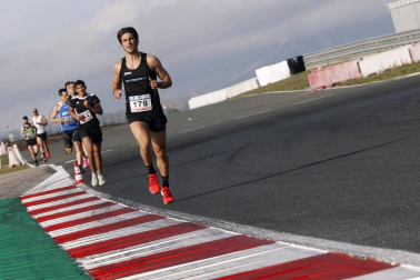 Iker Diges y Alicia Carrera se han proclamado campeones navarros de la distancia de 5 kilómetros en una carrera que ha acogido el Circuito de Los Arcos y que ha sido la primera prueba celebrada en Navarra tras la irrupción de la covid-19.