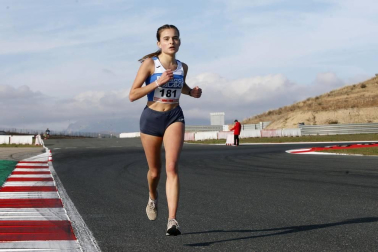 Iker Diges y Alicia Carrera se han proclamado campeones navarros de la distancia de 5 kilómetros en una carrera que ha acogido el Circuito de Los Arcos y que ha sido la primera prueba celebrada en Navarra tras la irrupción de la covid-19.