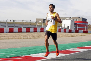 Iker Diges y Alicia Carrera se han proclamado campeones navarros de la distancia de 5 kilómetros en una carrera que ha acogido el Circuito de Los Arcos y que ha sido la primera prueba celebrada en Navarra tras la irrupción de la covid-19.