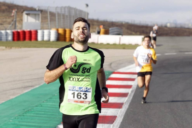 Iker Diges y Alicia Carrera se han proclamado campeones navarros de la distancia de 5 kilómetros en una carrera que ha acogido el Circuito de Los Arcos y que ha sido la primera prueba celebrada en Navarra tras la irrupción de la covid-19.