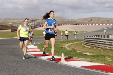 Iker Diges y Alicia Carrera se han proclamado campeones navarros de la distancia de 5 kilómetros en una carrera que ha acogido el Circuito de Los Arcos y que ha sido la primera prueba celebrada en Navarra tras la irrupción de la covid-19.