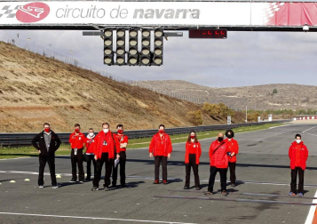 Iker Diges y Alicia Carrera se han proclamado campeones navarros de la distancia de 5 kilómetros en una carrera que ha acogido el Circuito de Los Arcos y que ha sido la primera prueba celebrada en Navarra tras la irrupción de la covid-19.
