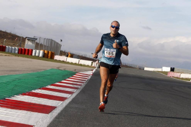 Iker Diges y Alicia Carrera se han proclamado campeones navarros de la distancia de 5 kilómetros en una carrera que ha acogido el Circuito de Los Arcos y que ha sido la primera prueba celebrada en Navarra tras la irrupción de la covid-19.