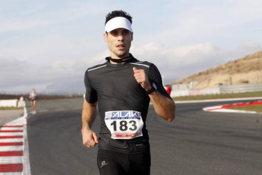 Iker Diges y Alicia Carrera se han proclamado campeones navarros de la distancia de 5 kilómetros en una carrera que ha acogido el Circuito de Los Arcos y que ha sido la primera prueba celebrada en Navarra tras la irrupción de la covid-19.