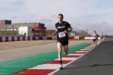 Iker Diges y Alicia Carrera se han proclamado campeones navarros de la distancia de 5 kilómetros en una carrera que ha acogido el Circuito de Los Arcos y que ha sido la primera prueba celebrada en Navarra tras la irrupción de la covid-19.