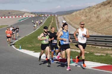 Iker Diges y Alicia Carrera se han proclamado campeones navarros de la distancia de 5 kilómetros en una carrera que ha acogido el Circuito de Los Arcos y que ha sido la primera prueba celebrada en Navarra tras la irrupción de la covid-19.