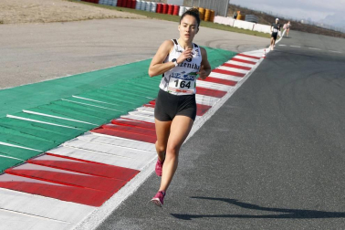 Iker Diges y Alicia Carrera se han proclamado campeones navarros de la distancia de 5 kilómetros en una carrera que ha acogido el Circuito de Los Arcos y que ha sido la primera prueba celebrada en Navarra tras la irrupción de la covid-19.