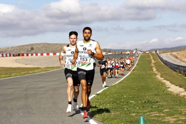 Iker Diges y Alicia Carrera se han proclamado campeones navarros de la distancia de 5 kilómetros en una carrera que ha acogido el Circuito de Los Arcos y que ha sido la primera prueba celebrada en Navarra tras la irrupción de la covid-19.