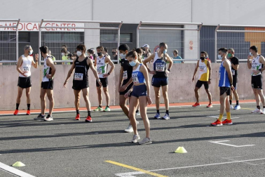Iker Diges y Alicia Carrera se han proclamado campeones navarros de la distancia de 5 kilómetros en una carrera que ha acogido el Circuito de Los Arcos y que ha sido la primera prueba celebrada en Navarra tras la irrupción de la covid-19.