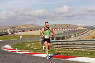 Iker Diges y Alicia Carrera se han proclamado campeones navarros de la distancia de 5 kilómetros en una carrera que ha acogido el Circuito de Los Arcos y que ha sido la primera prueba celebrada en Navarra tras la irrupción de la covid-19.