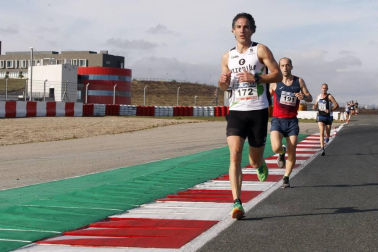 Iker Diges y Alicia Carrera se han proclamado campeones navarros de la distancia de 5 kilómetros en una carrera que ha acogido el Circuito de Los Arcos y que ha sido la primera prueba celebrada en Navarra tras la irrupción de la covid-19.