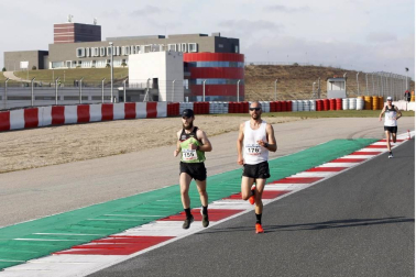 Iker Diges y Alicia Carrera se han proclamado campeones navarros de la distancia de 5 kilómetros en una carrera que ha acogido el Circuito de Los Arcos y que ha sido la primera prueba celebrada en Navarra tras la irrupción de la covid-19.