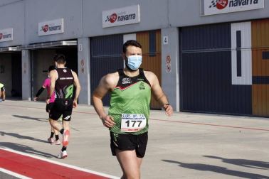 Iker Diges y Alicia Carrera se han proclamado campeones navarros de la distancia de 5 kilómetros en una carrera que ha acogido el Circuito de Los Arcos y que ha sido la primera prueba celebrada en Navarra tras la irrupción de la covid-19.