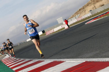 Iker Diges y Alicia Carrera se han proclamado campeones navarros de la distancia de 5 kilómetros en una carrera que ha acogido el Circuito de Los Arcos y que ha sido la primera prueba celebrada en Navarra tras la irrupción de la covid-19.