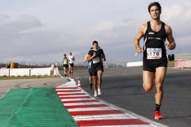 Iker Diges y Alicia Carrera se han proclamado campeones navarros de la distancia de 5 kilómetros en una carrera que ha acogido el Circuito de Los Arcos y que ha sido la primera prueba celebrada en Navarra tras la irrupción de la covid-19.