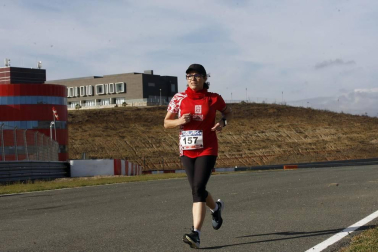 Iker Diges y Alicia Carrera se han proclamado campeones navarros de la distancia de 5 kilómetros en una carrera que ha acogido el Circuito de Los Arcos y que ha sido la primera prueba celebrada en Navarra tras la irrupción de la covid-19.