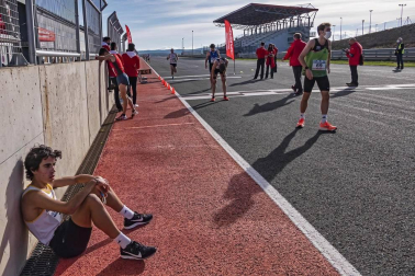 Iker Diges y Alicia Carrera se han proclamado campeones navarros de la distancia de 5 kilómetros en una carrera que ha acogido el Circuito de Los Arcos y que ha sido la primera prueba celebrada en Navarra tras la irrupción de la covid-19.