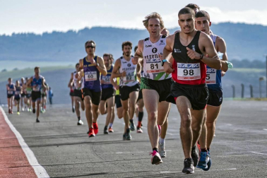 Iker Diges y Alicia Carrera se han proclamado campeones navarros de la distancia de 5 kilómetros en una carrera que ha acogido el Circuito de Los Arcos y que ha sido la primera prueba celebrada en Navarra tras la irrupción de la covid-19.