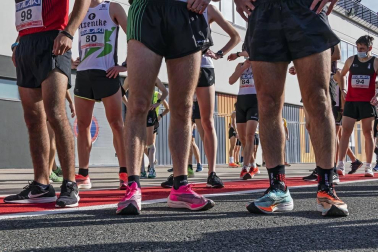 Iker Diges y Alicia Carrera se han proclamado campeones navarros de la distancia de 5 kilómetros en una carrera que ha acogido el Circuito de Los Arcos y que ha sido la primera prueba celebrada en Navarra tras la irrupción de la covid-19.
