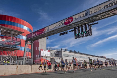Iker Diges y Alicia Carrera se han proclamado campeones navarros de la distancia de 5 kilómetros en una carrera que ha acogido el Circuito de Los Arcos y que ha sido la primera prueba celebrada en Navarra tras la irrupción de la covid-19.