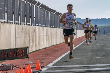 Iker Diges y Alicia Carrera se han proclamado campeones navarros de la distancia de 5 kilómetros en una carrera que ha acogido el Circuito de Los Arcos y que ha sido la primera prueba celebrada en Navarra tras la irrupción de la covid-19.