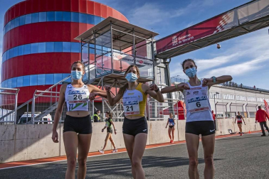 Iker Diges y Alicia Carrera se han proclamado campeones navarros de la distancia de 5 kilómetros en una carrera que ha acogido el Circuito de Los Arcos y que ha sido la primera prueba celebrada en Navarra tras la irrupción de la covid-19.