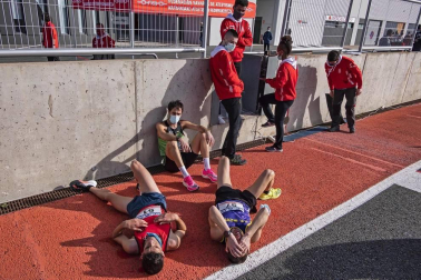 Iker Diges y Alicia Carrera se han proclamado campeones navarros de la distancia de 5 kilómetros en una carrera que ha acogido el Circuito de Los Arcos y que ha sido la primera prueba celebrada en Navarra tras la irrupción de la covid-19.