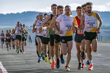 Iker Diges y Alicia Carrera se han proclamado campeones navarros de la distancia de 5 kilómetros en una carrera que ha acogido el Circuito de Los Arcos y que ha sido la primera prueba celebrada en Navarra tras la irrupción de la covid-19.