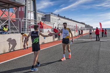 Iker Diges y Alicia Carrera se han proclamado campeones navarros de la distancia de 5 kilómetros en una carrera que ha acogido el Circuito de Los Arcos y que ha sido la primera prueba celebrada en Navarra tras la irrupción de la covid-19.