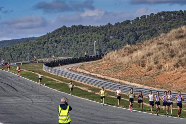 Iker Diges y Alicia Carrera se han proclamado campeones navarros de la distancia de 5 kilómetros en una carrera que ha acogido el Circuito de Los Arcos y que ha sido la primera prueba celebrada en Navarra tras la irrupción de la covid-19.
