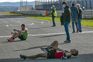 Iker Diges y Alicia Carrera se han proclamado campeones navarros de la distancia de 5 kilómetros en una carrera que ha acogido el Circuito de Los Arcos y que ha sido la primera prueba celebrada en Navarra tras la irrupción de la covid-19.
