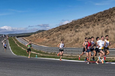 Iker Diges y Alicia Carrera se han proclamado campeones navarros de la distancia de 5 kilómetros en una carrera que ha acogido el Circuito de Los Arcos y que ha sido la primera prueba celebrada en Navarra tras la irrupción de la covid-19.